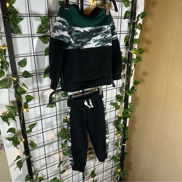 The Children's Place Green/Black/White Camo Sweater Matching Set 2T (Boy) - Picture 5 of 16
